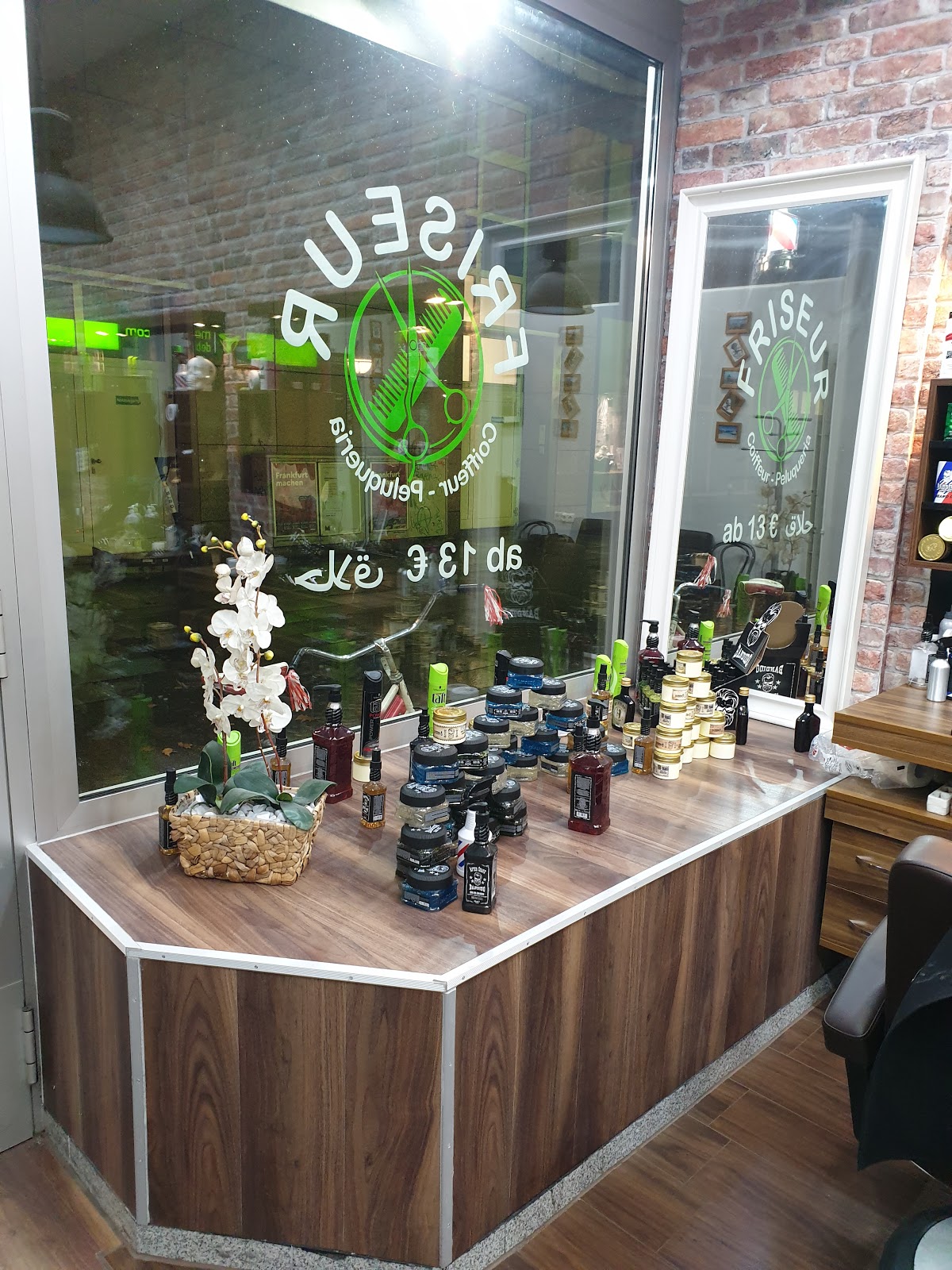 Barber arbeitet an einem Fade Schnitt