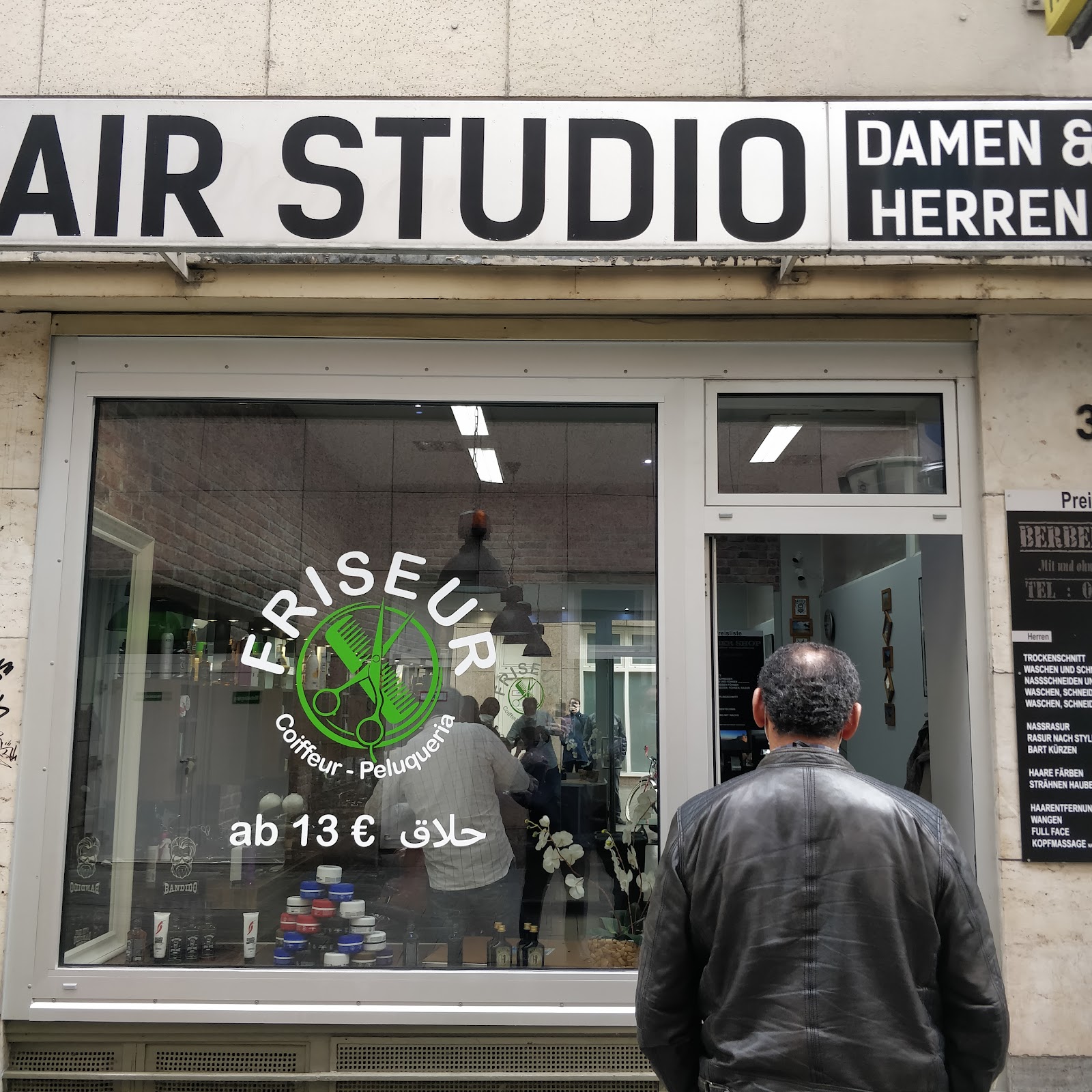 Bartpflege und Konturen im Barbershop